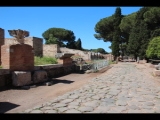 02279 ostia - regio v - decumanus maximus - li - portico degli archi trionfali (v,xi,7-8) - daneben - monumento repubblicano (v,xi,6) - bli ri westen.jpg